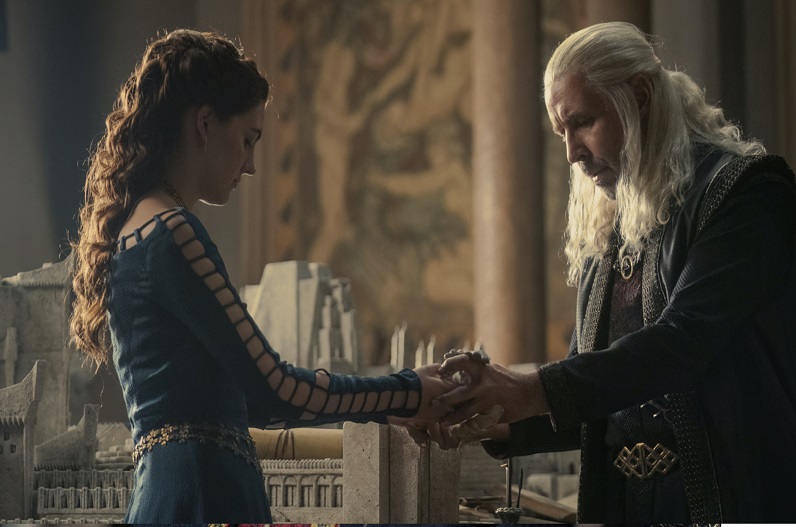 17 साल की एक्ट्रेस ने 30 साल बड़े एक्टर के साथ नहाते हुए दिया सेक्स और इंटिमेट सीन