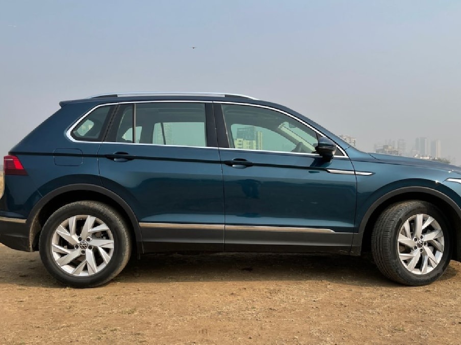 अभी यह साफ नहीं है कि कारों की कई कीमतें क्या होंगी। खासकर फेस्टिव सीजन से पहले संभावित ग्राहक आमतौर पर इससे प्रभावित हो सकते हैं। जहां एक तरफ कई कंपनियां फेस्टिव सीजन को देखने को हुए डिस्काउंट दे रही है, वहीं ऐसे मौके वॉक्सवैगन ने कीमत बढ़ाने का फैसला लिया है।