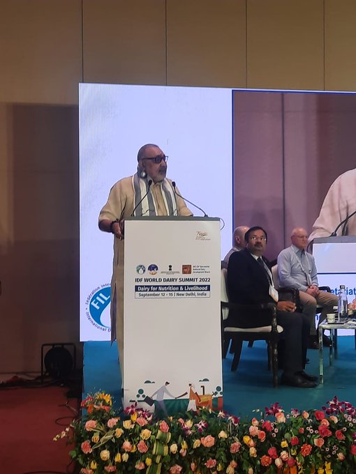 भारत का डेयरी सेक्टर विश्व के अनेक गरीब देशों के किसानों के लिए बेहतरीन बिजनेस मॉडल है। भारत में डेयरी सेक्टर से जुड़े अधिकांश छोटे किसान हैं।