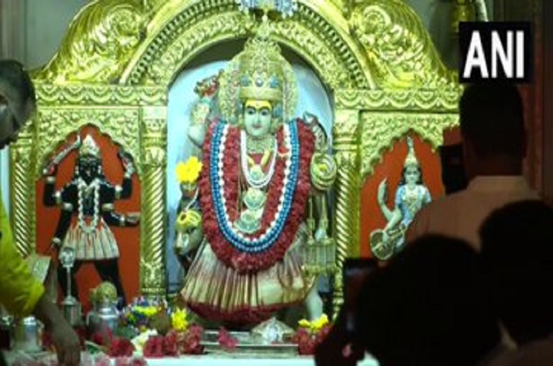 नवरात्रि के पहले दिन वैष्णो देवी दरबार में लगी भक्तों की लंबी कतार, देखें मशहूर मंदिरों की ख़ास तस्वीरें