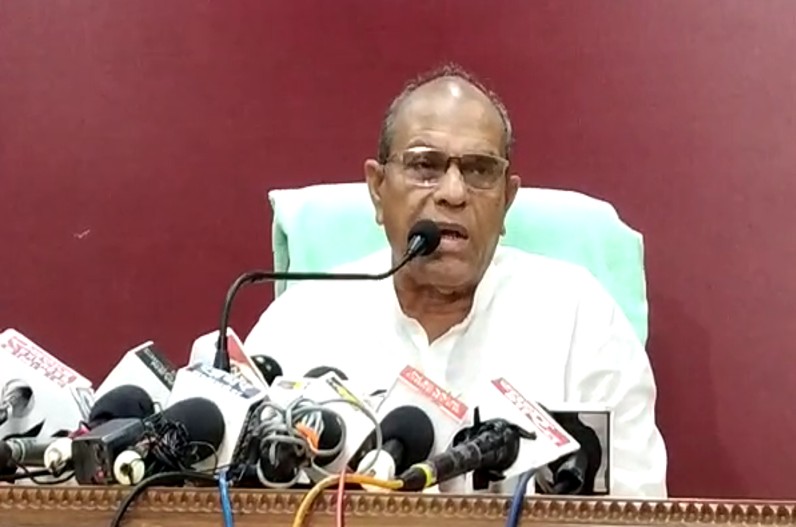 पिछड़ा वर्ग आयोग के एक साल पूरे होने पर अध्यक्ष ने जारी किया रिपोर्ट, पूर्व सीएम को ठहराया दोषी