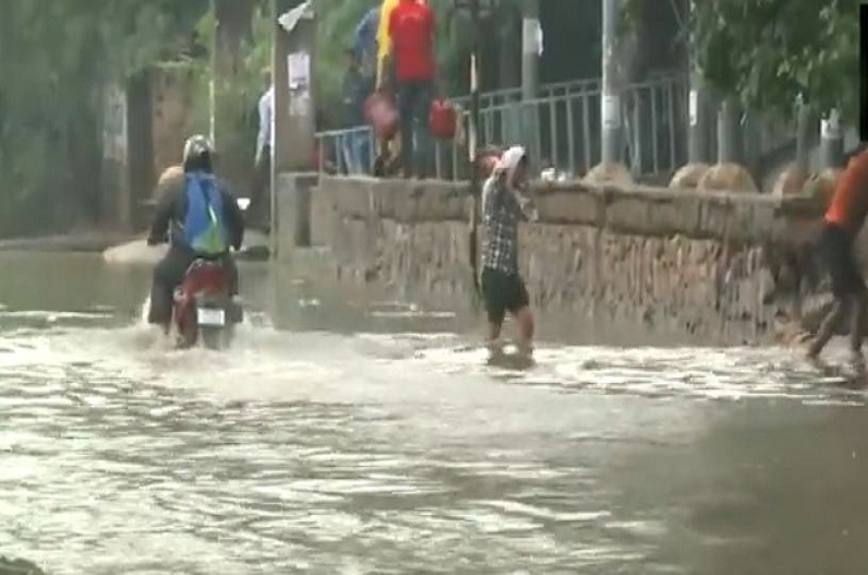 उत्तर प्रदेश: अलीगढ़ में लगातार हो रही बारिश की वजह शहर के कई जगहों पर जलभराव हुआ। बारिश की वजह से डीएम ने दो दिन यानी 23-24 सितंबर तक स्कूल बंद रखने का आदेश दिया है।