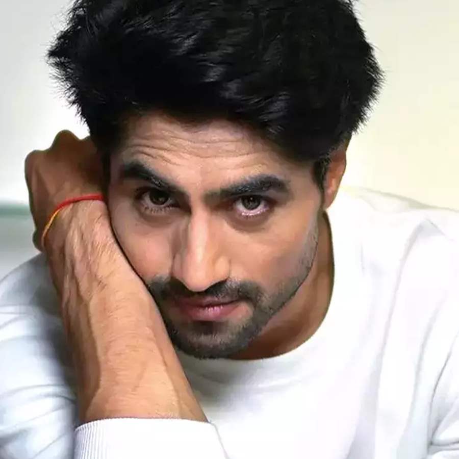 टीवी के हैंडसम एक्टरों में हर्षद चोपड़ा की भी गिनती होती है। वैसे तो अपने करियर में हर्षद कई एक्ट्रेस के साथ रोमांस करते हुए दिख चुके हैं, लेकिन कुछ ऐसी एक्ट्रेस भी है जिनके संग हर्षद की जोड़ी खूब जमी और लोगों ने दोनों को काफी पसंद भी किया।