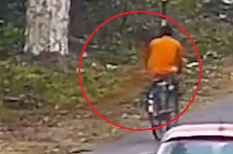 कांप उठी देखने वालों की रूह, जब साइकिल सवार युवक पर तेंदुआ ने किया हमला, देखिए वीडियो