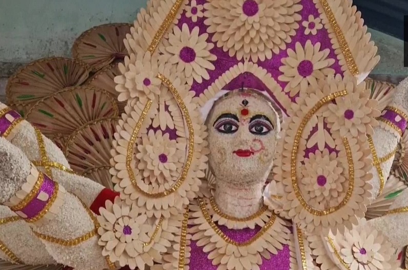 Assam: In Chirang, a craftsman made an idol of Maa Durga from pen, conch, rice, peacock feathers and spoon