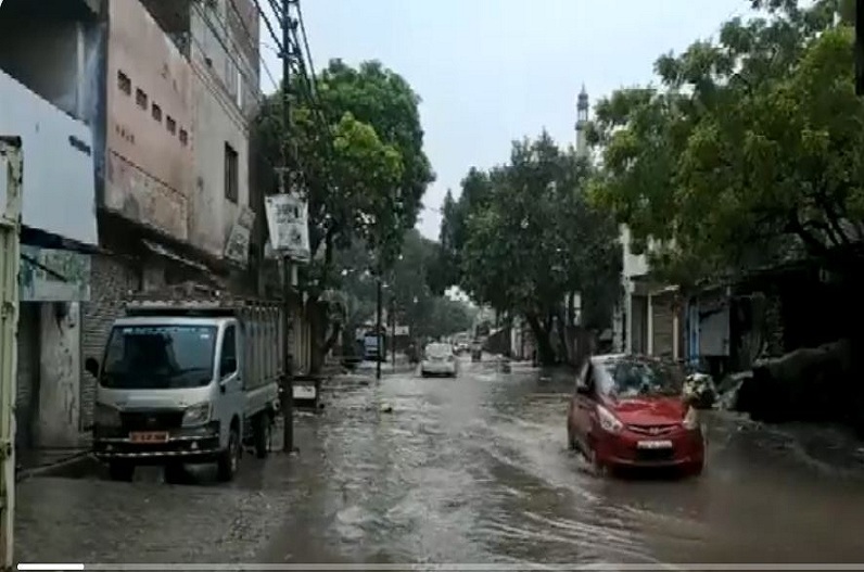 उत्तर प्रदेश: मेरठ में भी भारी बारिश के बाद शहर के कई हिस्सों में सड़कों पर जलभराव देखा गया।