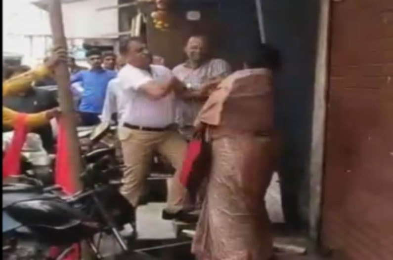 MNS Leader Slaps Woman: नेताजी ने भरे बाजार महिला को जड़ा तमाचा, इस शर्मनाक करतूत में दो अन्य लोगों ने भी दिया साथ