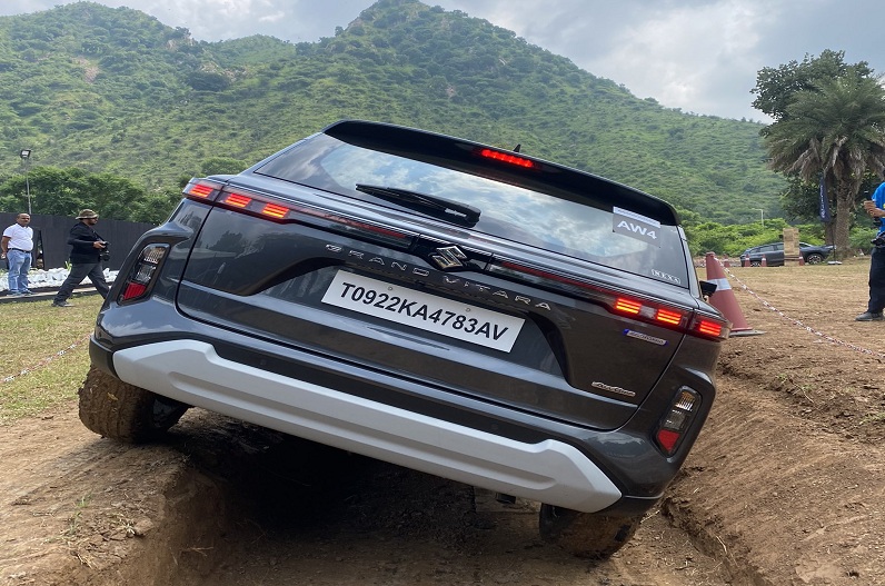 सिर चढ़कर बोल रहा है इस कार की दिवानगी, लॉन्च से पहले 53 हजार लोगों ने किया बुक, जानें क्या है इसकी खासियत