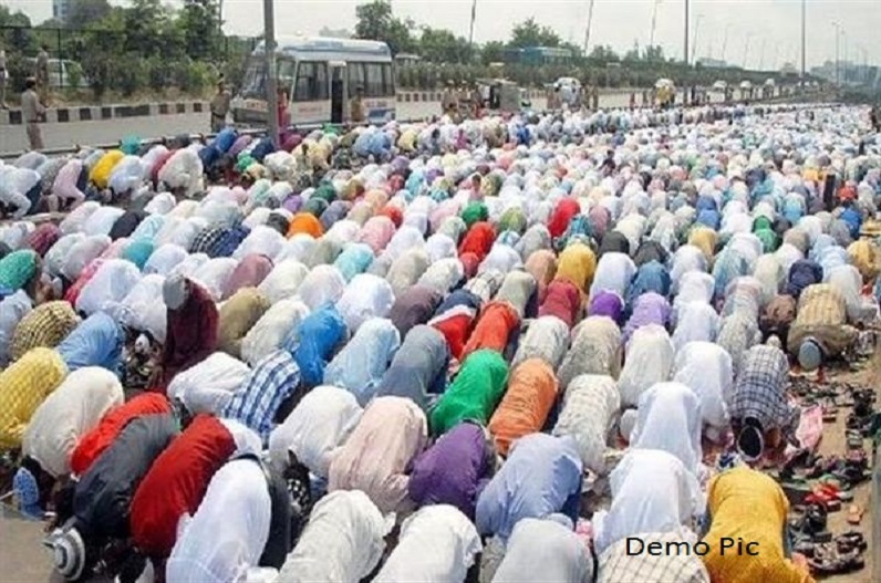 बस रोककर हाइवे पर पढ़ी नमाज, मचा बवाल, मामले में पुलिस ने की ये बड़ी कार्रवाई