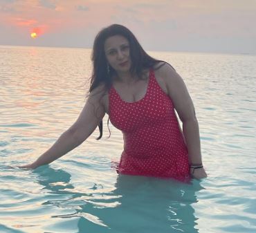 वैसे, तो पूनम ढिल्लन एक्टिंग की दुनिया से दूर है लेकिन कभी-कभार फिल्मों में नजर आ जाती है। आखिरी बार वह जय मम्मी दी में नजर आई थी। वहीं, उनकी फिल्म प्लान ए प्लान बी 30 सितंबर को रिलीज हो रही है। ये फिल्म ओटीटी पर रिलीज होगी।