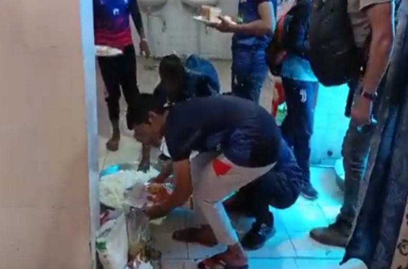 शौचालय में रखा गया कबड्डी खिलाड़ियों का खाना, वीडियो वायरल होते ही खेल अधिकारी पर गिरी गाज