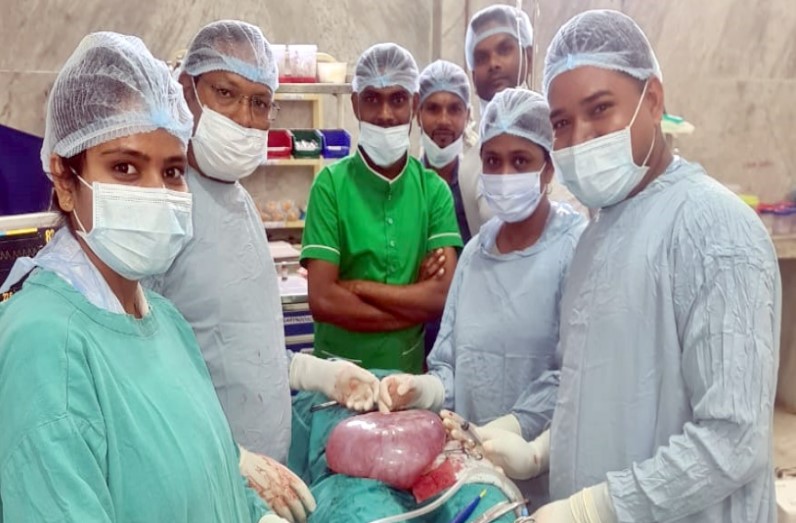 यूं ही डॉक्टरों को नहीं कहते धरती के भगवान, जिला अस्पताल के डॉक्टरों ने मरीज के पेट से निकाला 5 किलो ट्यूमर