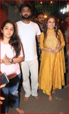 सबकी चहेती अभिनेत्री शहनाज गिल को मुंबई के लालबागचा में गणपति बप्पा के दर्शन के दौरान स्पॉट किया गया। वह अपने भाई शहबाज बदेशा के साथ नजर आईं।