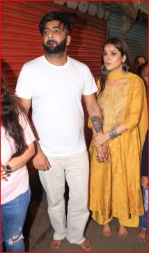 यलो सूट में पहुंचीं शहनाज किसी परी से कम नहीं लग रही थीं। शहनाज को येलो कलर के खूबसूरत सूट और प्लाजो में देखा जा सकता है। शहनाज के सूट पर खूबसूरत डिजाइन है। हाथों में सिल्वर चूड़ियां, कानों में बड़े ईयररिंग्स पहने शहनाज काफी खूबसूरत लग रही हैं। उन्होंने अपने माथे पर काली बिंदी भी लगाई हुई हैं।