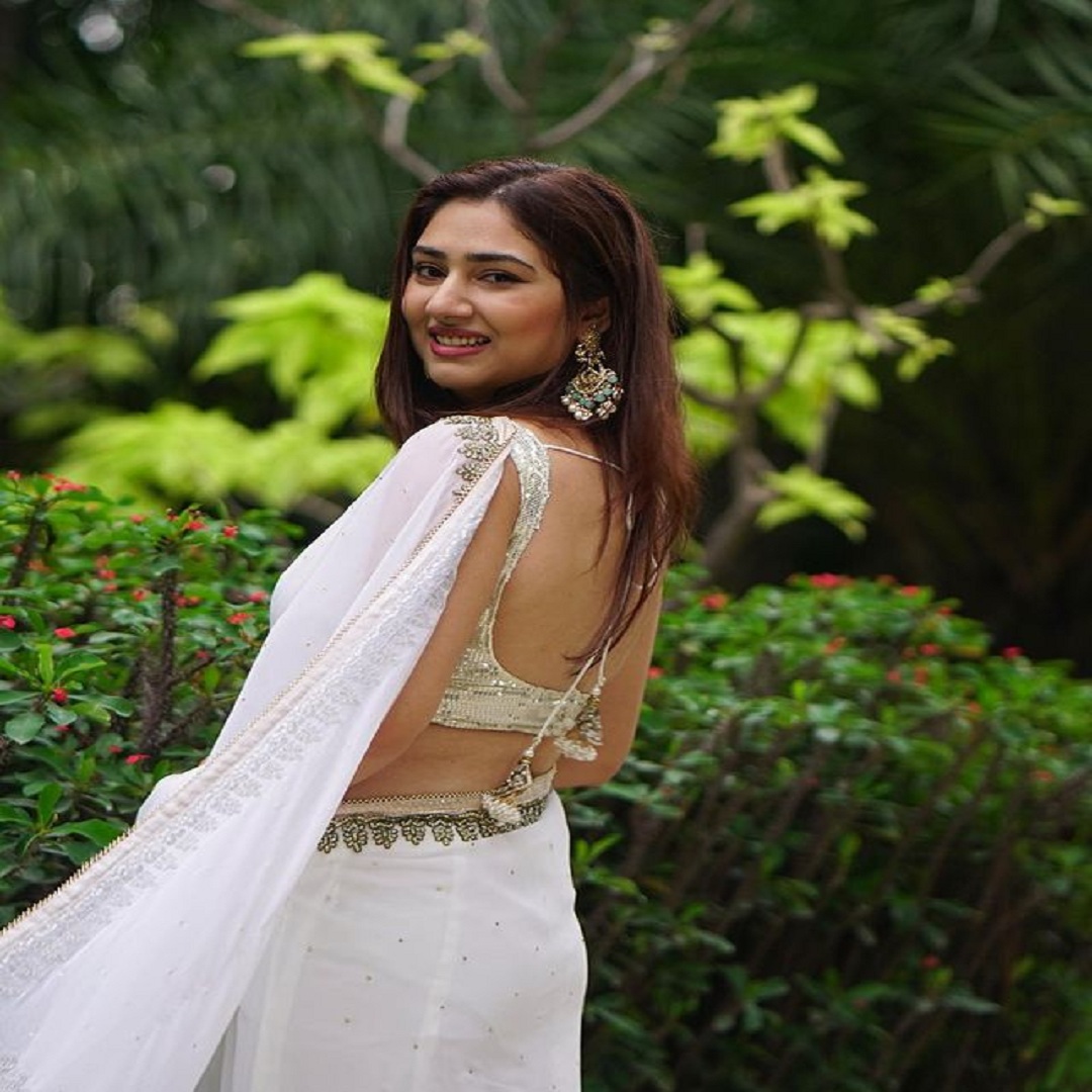 दिशा परमार ने व्हाइट साड़ी में गजब का कहर ढाया है। इन तस्वीरों में फैंस कमाल का रिएक्शन दे रहे है।