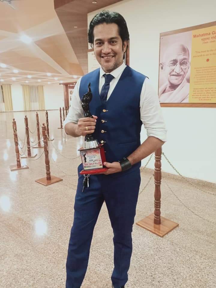 अपने दमदार अभिनय से आज दर्शकों के दिलों में राज कर रहें हैं। लगभग 40 से ज्यादा फिल्मों में अलग अलग किरदार निभाया हैं।