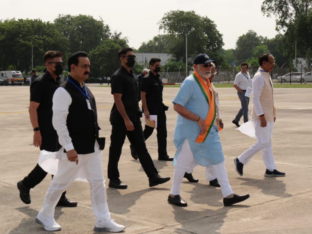 यहां से प्रधानमंत्री नरेंद्र मोदी ग्वालियर से श्योपुर कूनो के लिए हेलीकॉप्टर से कूनो के लिए रवाना हो गए हैं।