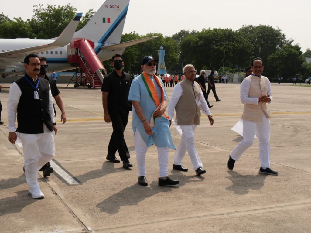 पीएम के साथ सीएम शिवराज सिंह चौहान, राज्यपाल मंगू भाई पटेल और केंद्रीय मंत्री ज्योतिरादित्य भी कूनो रवाना हुए हैं।