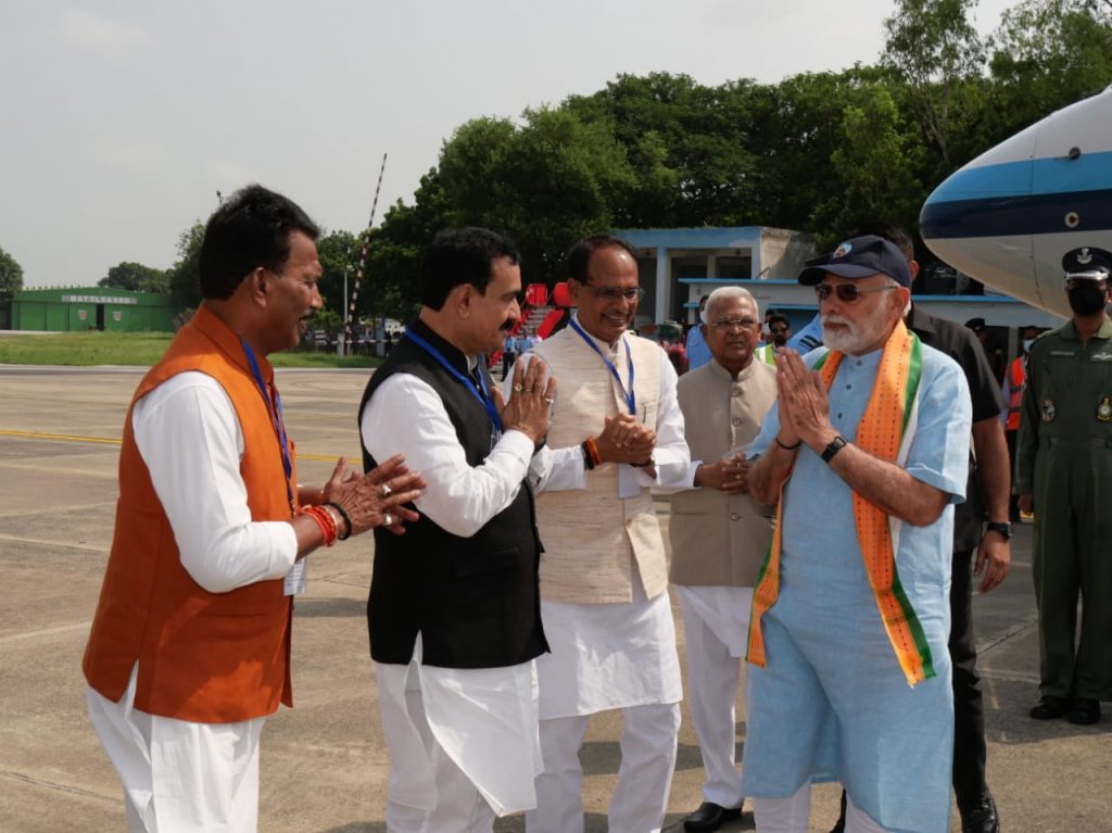 पीएम मोदी ग्वालियर से कूनो रवाना होंगे, ग्वालियर पहुंचेने पर पीएम मोदी का सीएम शिवराज सिंह चौहान और राज्यपाल ने स्वागत किया।