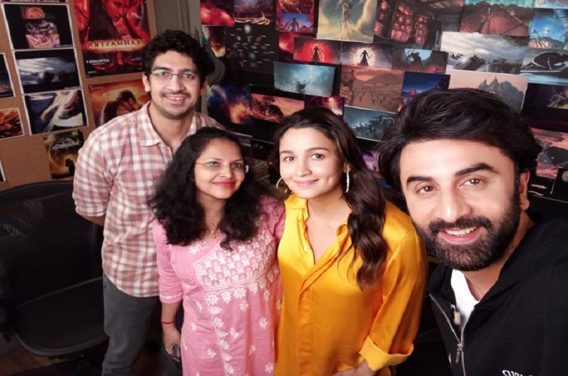 इसी बीच बीते बुधवार एक्ट्रेस को फिल्ममेकर करण जौहर के ऑफिस के बाहर स्पॉट किया गया, जहां मॉम-टू-बी आलिया का बेहद स्टनिंग लुक देखने को मिला।