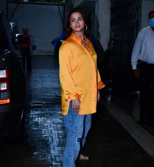 लुक की बात करें तो इस दौरान आलिया भट्ट ब्लू जींस के साथ ओवरसाइज्ड येलो शर्ट में अपना बेबी बंप भी छुपाती दिखीं।