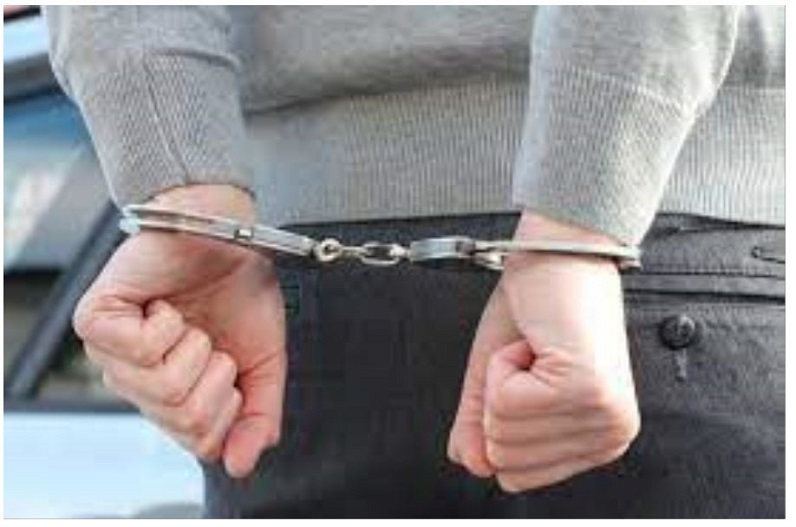 बाथरूम में अश्लील वीडियो बनाकर छात्रा को ब्लैकमेल कर रहे थे ये तीन छात्र, एक आरोपी गिरफ्तार