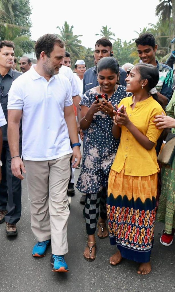 भारत जोड़ो यात्रा के दौरान बच्चों से बात करते राहुल गांधी। राहुल गांधी पहले भी अकसर अपनी राजनीतिक यात्राओं के दौरान बच्चों से बात करते नजर आए।
