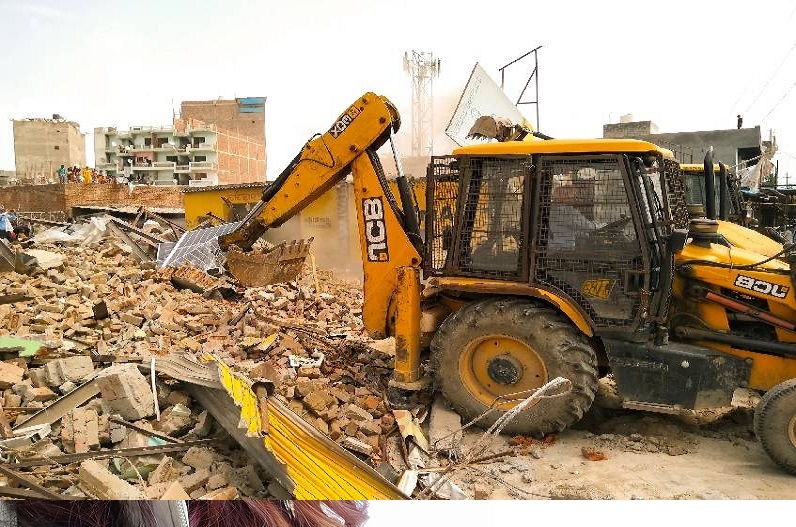 अपराधियों के अवैध मकान बुलडोजर से ध्वस्त करने की कार्रवाई पर सामाजिक कार्यकर्ताओं ने खोला मोर्चा, कह दी ये बड़ी बात