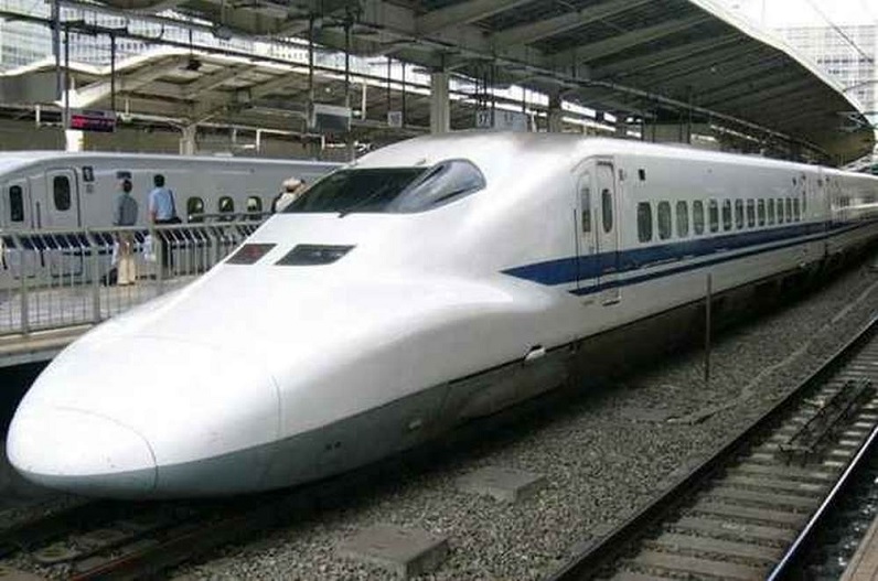 First Bullet Train Ticket Price: जानिए क्या होगी देश में चलने वाली पहली बुलेट ट्रेन की टिकट की कीमत? रेल मंत्री ने दी ये बड़ी जानकारी