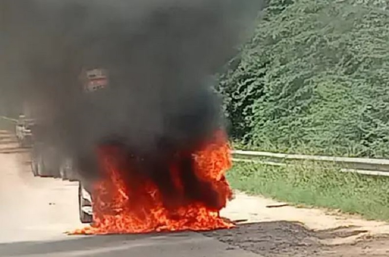 देखते ही देखते चलती कार बनी ‘आग का गोला’, परिवार ने जैसे-तैसे बचाई जान, वायरल हुआ वीडियो