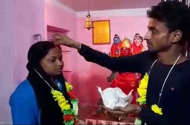 भतीजे के इश्क में हदें पार कर गई चाची, दोनों ने मंदिर में रचाई शादी, कई सालों से था अफेयर