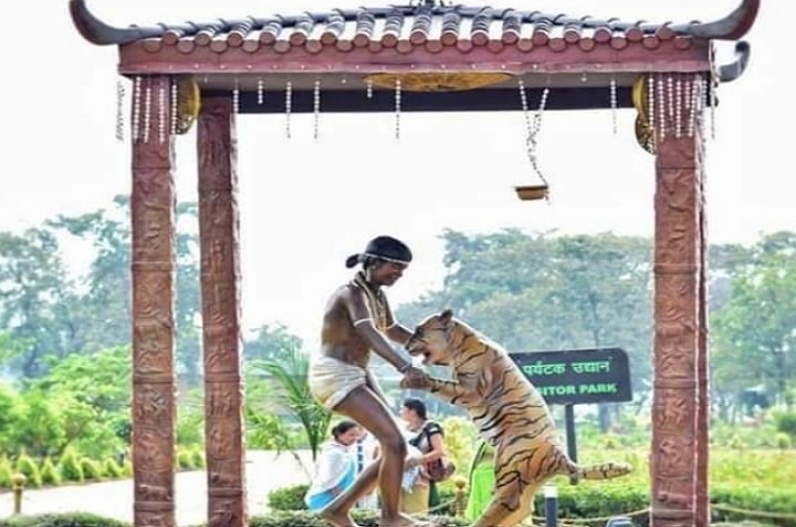 CM Baghel unveils the statue of "Chendru, the Tiger Boy"