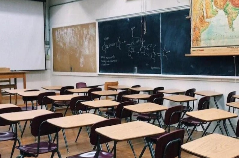 क्लास रूम में ही 12वीं की छात्रा चोरी छिपे कर रही थी ऐसी हरकत, जब सहेली ने देखा तो… मच गई खलबली