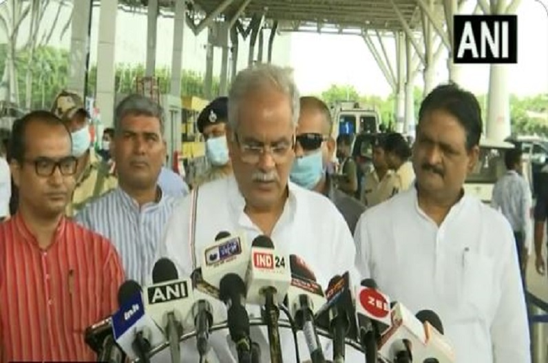 तमिलनाडु के लिए रवाना हुए सीएम भूपेश बघेल, राहुल गांधी को सौंपेंगे राष्ट्रीय ध्वज