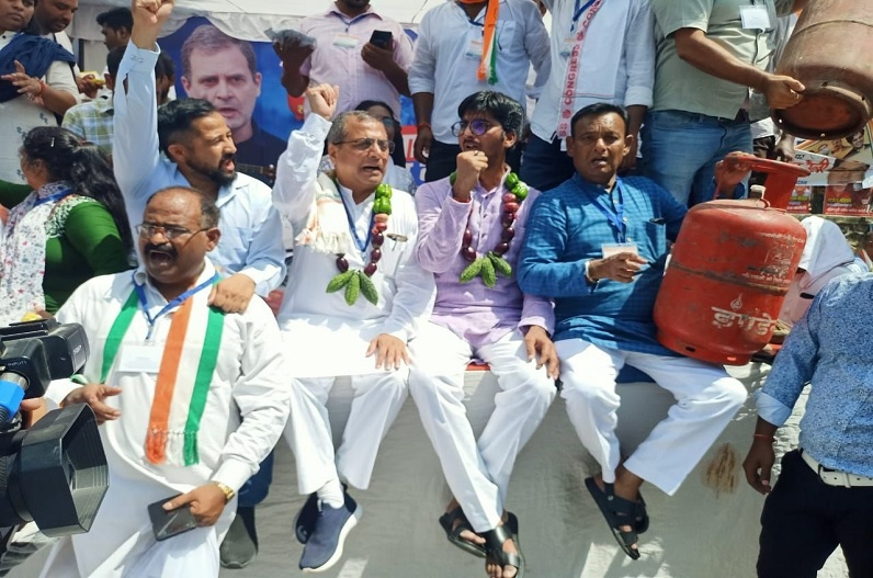 महंगाई के खिलाफ कांग्रेस का प्रदर्शन, CM भूपेश बघेल, PCC चीफ समेत प्रदेश के कई नेता प्रदर्शन में हुए शामिल