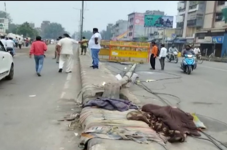 6 people sleeping on the divider were crushed :