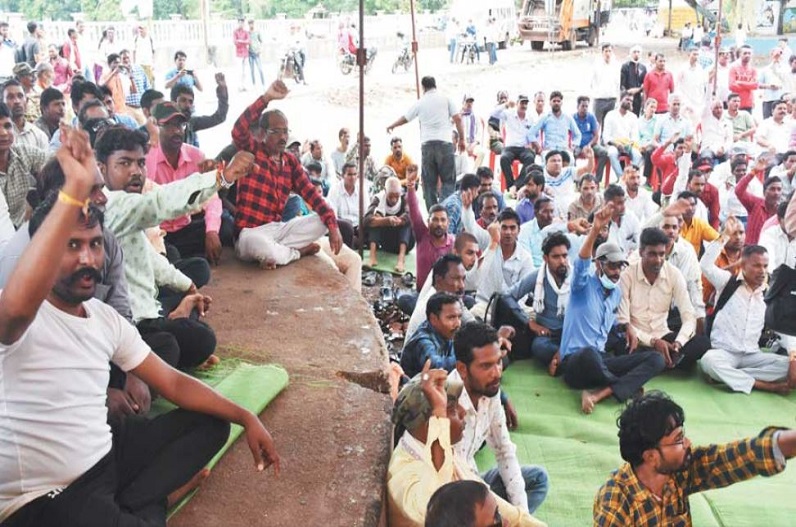 दैनिक वेतन भोगी वनकर्मियों ने निकाली मशाल रैली, 20 अगस्त से जारी है अनिश्चितकालीन प्रदर्शन