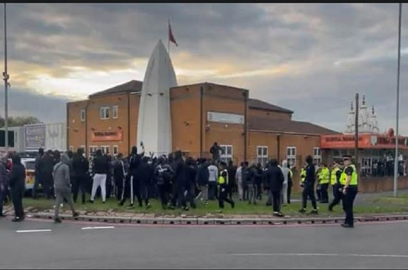 दुर्गा मंदिर के बाहर लगे ‘अल्लाह हू अकबर’ के नारे, विरोध प्रदर्शन में जुटी भीड़, वायरल हो रहे कई वीडियो