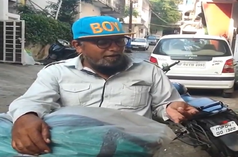 कच्चा बादाम के बाद अब रातों-रात फेमस हुआ ये नमकीन बेचने वाला चाचा, नायाब अंदाज देख आप भी हो जाएंगे दीवाने