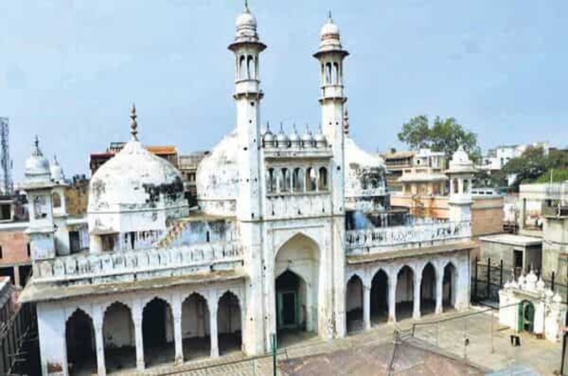 ज्ञानवापी मामले में अब तक के संघर्ष को याद दिलाती कुछ तस्वीरें देखें यहां…