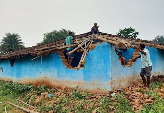 महिला का घर और पति सब कुछ खत्म करने के बाद भी गरज रहे गजराज, 7 सालों में कई बार हुआ हाथियों का हमला