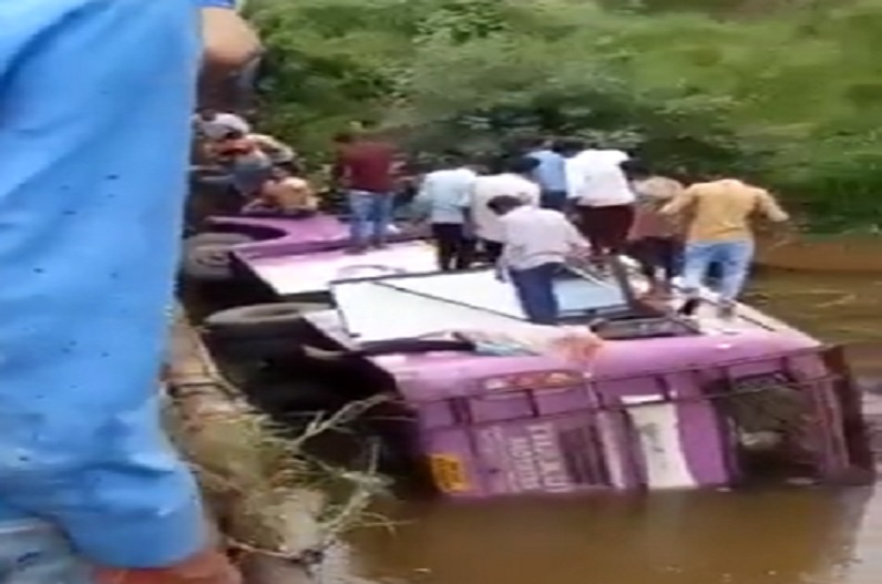 नदी में गिरी तेज रफ्तार यात्री बस, मची चीख-पुकार, दो की मौत, 20 से ज्यादा लोग घायल