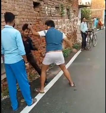 मध्यप्रदेश में बिजली के बिल से खफा एक उपभोक्ता ने बिजली कंपनी के कर्मचारी की जमकर पिटाई कर दी