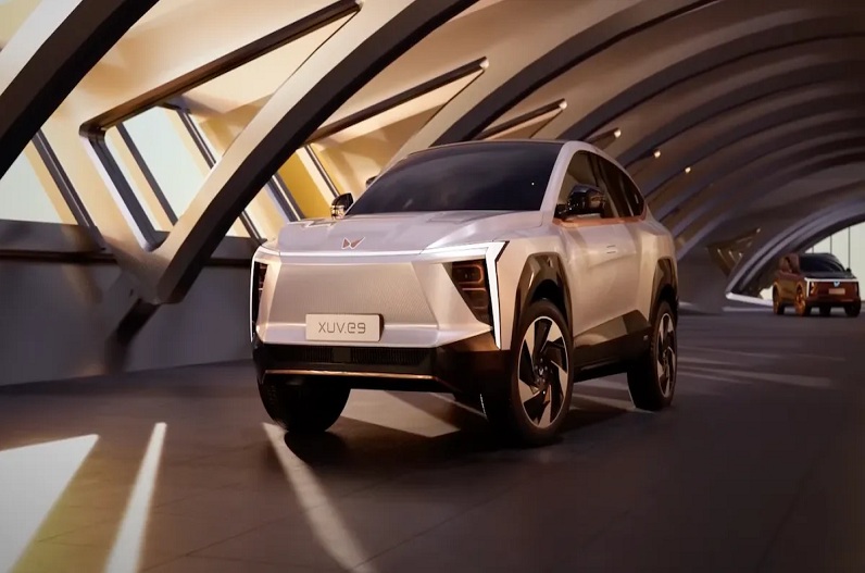 लांचिंग से पहले सड़क पर दिखी Mahindra XUV400, फिचर्स और लुक के दिवाने हुए लोग