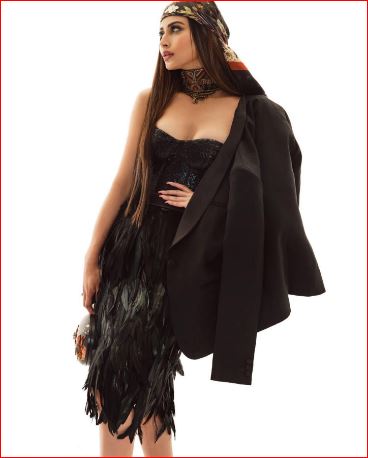 मॉनी अपने फिटनेस और फैशन सेंस के मामले में बीटाउन की बड़ी-बड़ी एक्ट्रेस को कड़ी टक्कर दे रही हैं। एक्ट्रेस ने टीवी की 'नागिन' से लेकर ब्रह्मास्त्र की 'जुनून' तक का सफर तय किया है।