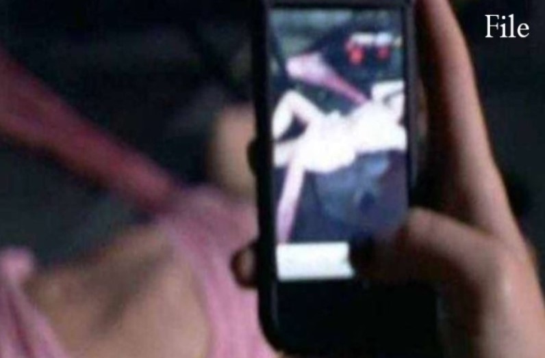 चंडीगढ़ यूनिवर्सिटी MMS कांड : आरोपी छात्रा के मोबाइल से मिले 12 आपत्तिजनक वीडियो, एक और लड़का भी गिरफ्तार