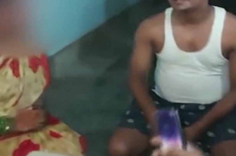 महिला के साथ आपत्तिजनक हालत में पकड़ाए सब इंस्पेक्टर, पकड़ाने के बाद बोली- जा रही थी तीज की पूजा करने, लेकिन…
