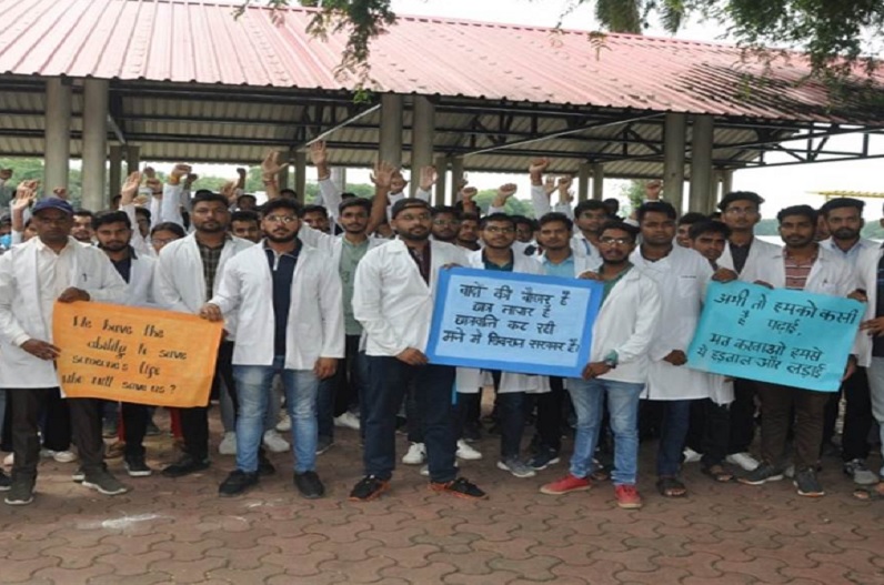 नहीं मिल रही है पूरी स्कॉलरशिप, डेवलपमेंट फीस के नाम पर 30% तक की कटौती, नाराज छात्रों ने खोला मोर्चा