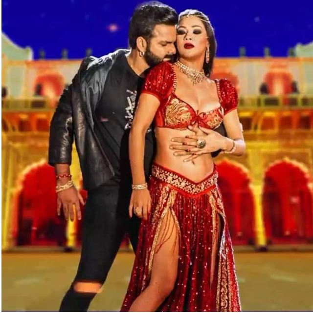 गाने में नम्रता मल्ला लाल घाघरे पहन घूंघट ओढ़े एंट्री लेती हैं। इसके बाद पवन सिंह आते हैं और दोनों का जबरदस्त डांस देखने को मिलता है।