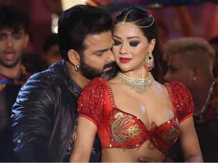 'लाल घाघरा' के बोल विजय चौहान ने लिखे हैं, तो म्यूजिक शुभम राज ने दिया है। वहीं गाने को लेकर यूजर यूट्यूब पर कमेंट कर अपना प्यार दिखा रहे हैं।